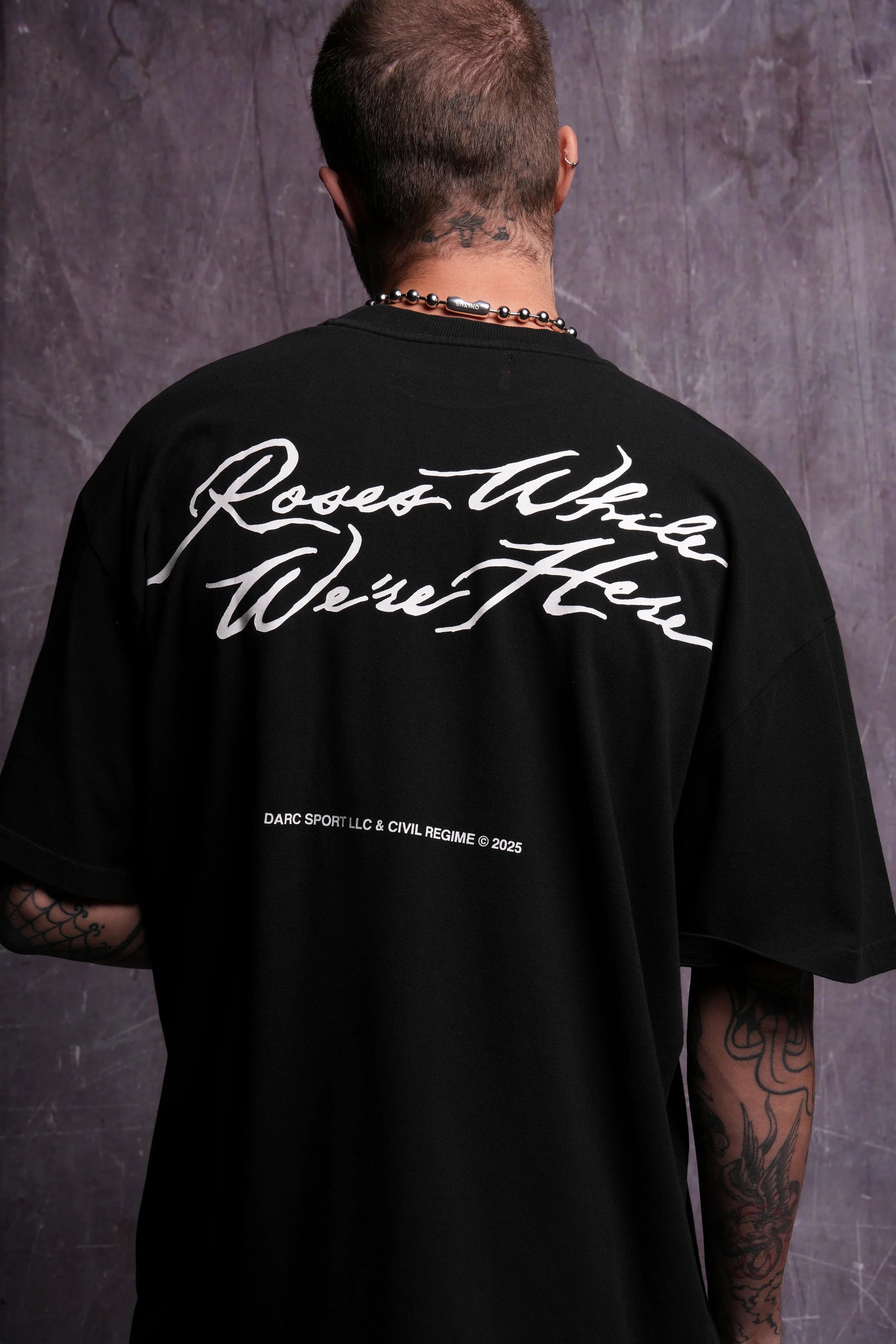 CAMISETA OVERSIZED - ROSES WHILE WE'RE HERE